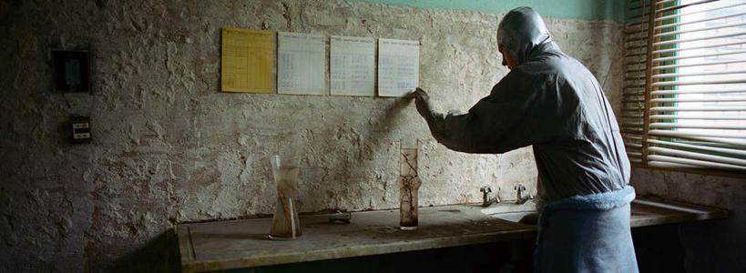 西方人,一个人,科学家,站,摸,横图,室内,白天,实验,窗户,欧洲,欧洲人,仅一个男性,仅一个人,一排,抚摸,阴影,研究,整齐,光线,科学,罐子,影子,纸,墙,实验室,研究室,四张,注视,玻璃窗,墙壁,墙面,玻璃制品,排列,仅一个年轻男性,背面,黄色,白色,阳光,玻璃瓶,瓶子,观察,看,站着,观看,科研,察看,队列,关注,化验,检验,研究所,科学研究者,化验室,检验室,男人,男性,年轻男性,白种人,科学工作者,触摸,接触,站立,半身,彩图