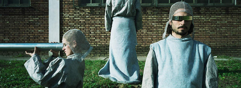 西方人,三个人,同事,朋友,科学家,站,举,笑,微笑,露齿笑,横图,室外,白天,正面,工作服,制服,友谊,成功,合作,团队,集体,信心,道路,路,欧洲,欧洲人,一根,一排,握,阴影,整齐,光线,管子,影子,墙,小路,交通,拿,拿着,注视,队伍,墙壁,墙面,排列,阳光,观察,看,托,站着,砖头,握着,观看,察看,领导,成就,队列,关注,合伙,领袖,科学研究者,工作制服,友情,男人,男性,年轻男性,年轻女性,女人,女性,白种人,科学工作者,举起,举手,举着,向上举,向上伸,向上托,站立,半身,彩图,工作套服