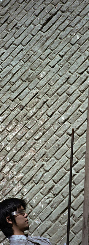 西方人,头发,一个人,站,走,竖图,室外,白天,侧面,欧洲,欧洲人,仅一个男性,仅一个人,一堆,一排,许多,阴影,堆叠,堆积,整齐,光线,墨镜,眼镜,影子,墙,注视,墙壁,墙面,排列,仅一个年轻男性,黑色,阳光,太阳镜,太阳眼镜,低头,观察,看,站着,遮阳镜,砖头,观看,堆,察看,队列,关注,男人,男性,年轻男性,白种人,步行,站立,走路,半身,彩图