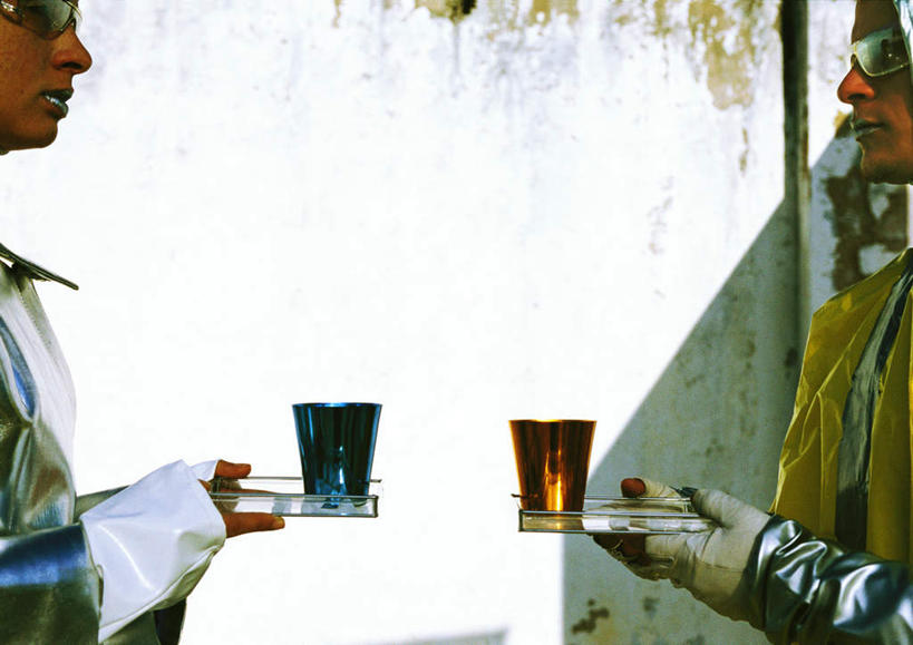 西方人,两个人,家庭,夫妻,站,捧,笑,微笑,露齿笑,横图,室外,白天,侧面,爱情,科技,杯子,餐具,欧洲,欧洲人,阴影,服装,光线,空间,碟子,墨镜,盘,眼镜,影子,墙,银色,浪漫,注视,休闲装,相视,墙壁,墙面,两个,衣服,黄色,蓝色,阳光,盘子,水杯,太阳镜,太阳眼镜,碟,观察,看,站着,休闲,温暖,温馨,一家人,面对面,休闲服,遮阳镜,恩爱,恋人,服饰,观看,对视,和睦,察看,科幻,未来,关注,相对,想象,预言,相看,男人,男性,年轻男性,年轻女性,女人,女性,白种人,情侣,茶杯,端,端着,捧着,手捧,站立,半身,彩图,伴侣,融洽