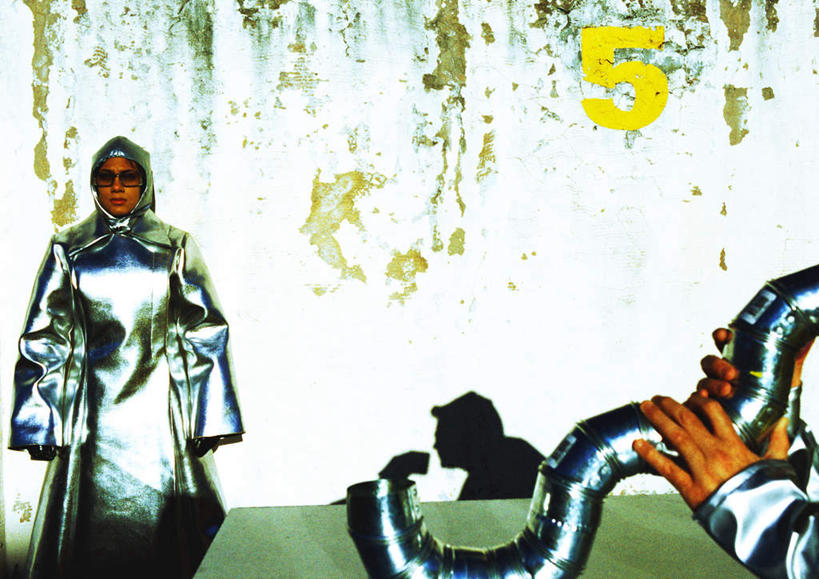 西方人,两个人,家庭,夫妻,站,举,摸,横图,室外,白天,正面,爱情,科技,欧洲,欧洲人,抚摸,握,服装,空间,管子,墨镜,数字,眼镜,墙,银色,浪漫,拿,拿着,注视,休闲装,墙壁,墙面,一个,衣服,黄色,太阳镜,太阳眼镜,观察,看,靠,靠着,托,倚靠,站着,休闲,温暖,温馨,一家人,休闲服,遮阳镜,恩爱,握着,恋人,服饰,单个,观看,和睦,察看,倚着,科幻,未来,关注,想象,预言,男人,男性,年轻男性,年轻女性,女人,女性,白种人,情侣,触摸,接触,举起,举手,举着,向上举,向上伸,向上托,站立,半身,彩图,伴侣,融洽