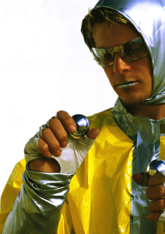 西方人,一个人,站,举,笑,摸,打电话,微笑,竖图,室外,白天,正面,科技,电话,欧洲,欧洲人,仅一个男性,仅一个人,抚摸,握,服装,空间,墨镜,眼镜,拿,拿着,注视,休闲装,通讯设备,仅一个年轻男性,两个,衣服,黄色,话筒,太阳镜,太阳眼镜,低头,观察,看,托,站着,休闲,球体,休闲服,电话线,遮阳镜,握着,服饰,观看,察看,科幻,未来,关注,想象,预言,交流,男人,男性,年轻男性,白种人,电话机,触摸,沟通,接触,举起,举手,举着,通话,向上举,向上伸,向上托,站立,半身,彩图