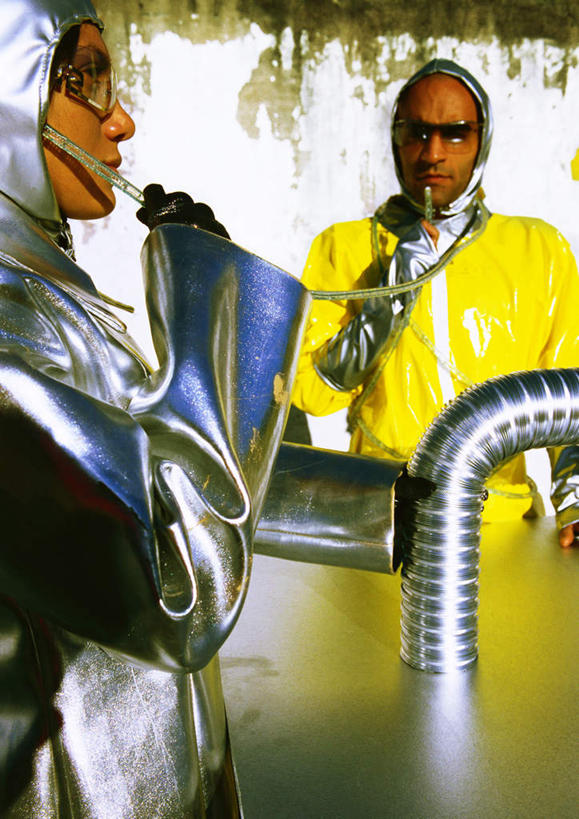 西方人,两个人,家庭,夫妻,站,举,说,打电话,竖图,室外,白天,正面,爱情,讨论,科技,电话,欧洲,欧洲人,一根,握,阴影,服装,光线,空间,管子,墨镜,眼镜,影子,墙,银色,浪漫,拿,听,拿着,注视,休闲装,通讯设备,墙壁,墙面,一个,衣服,黄色,阳光,话筒,太阳镜,太阳眼镜,观察,看,托,站着,休闲,温暖,温馨,一家人,休闲服,电话线,遮阳镜,恩爱,握着,恋人,服饰,单个,观看,和睦,察看,科幻,未来,关注,想象,预言,交流,男人,男性,年轻男性,年轻女性,女人,女性,白种人,情侣,电话机,沟通,讲话,交谈,举起,举手,举着,商讨,说话,谈话,通话,向上举,向上伸,向上托,站立,半身,彩图,伴侣,融洽