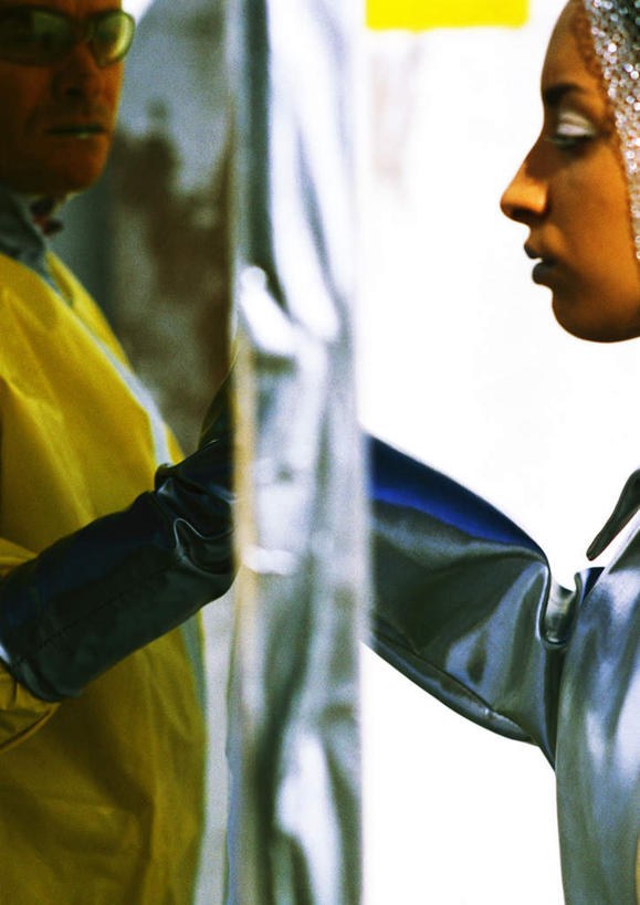 西方人,两个人,家庭,夫妻,站,闭眼,笑,摸,微笑,竖图,室外,白天,侧面,爱情,科技,欧洲,欧洲人,抚摸,阴影,服装,光线,空间,影子,墙,银色,浪漫,注视,休闲装,相视,墙壁,墙面,衣服,黄色,阳光,观察,看,站着,转头,休闲,温暖,温馨,一家人,面对面,休闲服,恩爱,恋人,服饰,观看,对视,和睦,察看,科幻,未来,关注,相对,想象,预言,相看,男人,男性,年轻男性,年轻女性,女人,女性,白种人,情侣,闭眼睛,闭着眼,闭着眼睛,触摸,接触,站立,半身,彩图,伴侣,融洽