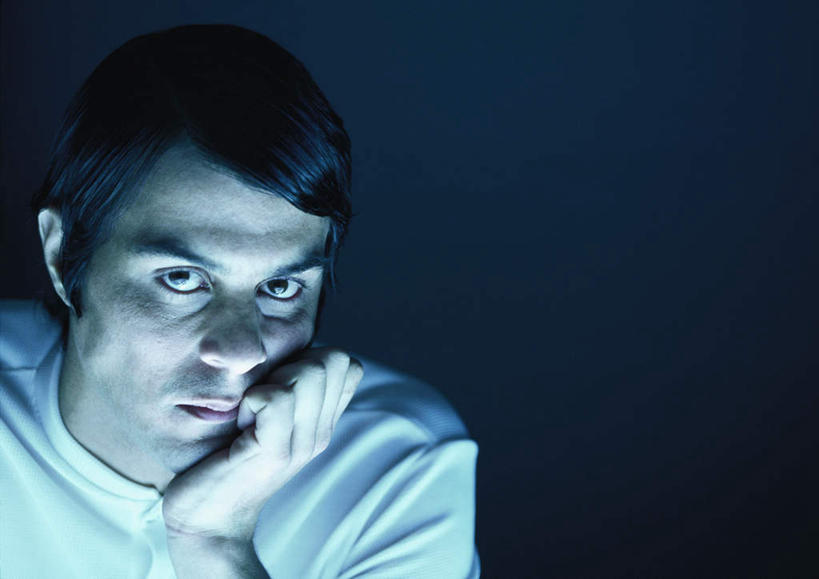 西方人,脸,头,脸颊,头发,一个人,摸,横图,室内,特写,白天,正面,欧洲,欧洲人,仅一个男性,仅一个人,撑,抚摸,蓝色背景,服装,托腮,注视,休闲装,仅一个年轻男性,衣服,白色,黑色,观察,看,托,休闲,休闲服,摄影,服饰,影棚,观看,察看,撑着,关注,托下巴,男人,男性,年轻男性,白种人,头部,脸部,脸蛋,面部,触摸,接触,半身,彩图,影棚拍摄,拍摄