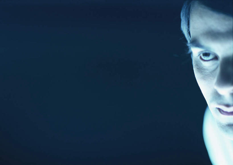 西方人,脸,头,脸颊,胡须,头发,一个人,横图,室内,特写,白天,正面,欧洲,欧洲人,仅一个男性,仅一个人,蓝色背景,服装,注视,休闲装,仅一个年轻男性,衣服,黄色,白色,观察,看,休闲,休闲服,摄影,服饰,影棚,观看,察看,关注,男人,男性,年轻男性,白种人,头部,胡子,小胡子,脸部,脸蛋,面部,半身,彩图,影棚拍摄,拍摄