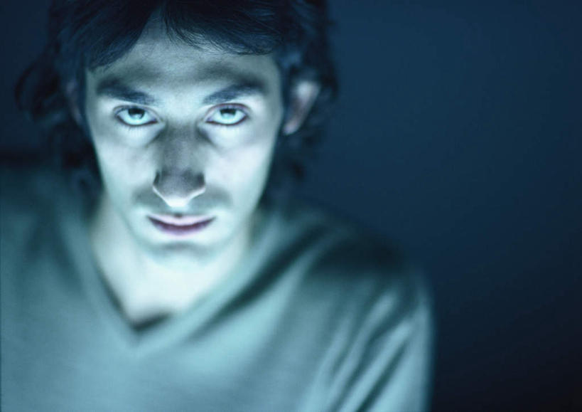 西方人,脸,头,脸颊,头发,一个人,笑,微笑,横图,室内,特写,白天,正面,欧洲,欧洲人,仅一个男性,仅一个人,蓝色背景,服装,朦胧,模糊,注视,休闲装,仅一个年轻男性,衣服,黑色,灰色,观察,看,休闲,休闲服,摄影,服饰,影棚,观看,察看,关注,男人,男性,年轻男性,白种人,头部,脸部,脸蛋,面部,半身,彩图,影棚拍摄,拍摄