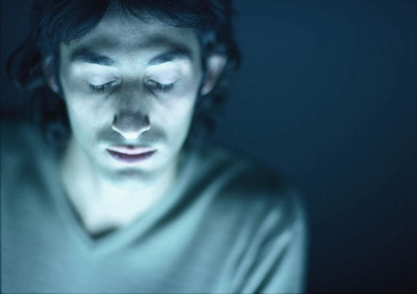 西方人,脸,头,脸颊,头发,一个人,闭眼,笑,微笑,横图,室内,特写,白天,正面,欧洲,欧洲人,仅一个男性,仅一个人,蓝色背景,服装,朦胧,模糊,休闲装,仅一个年轻男性,衣服,黑色,灰色,休闲,休闲服,摄影,服饰,影棚,男人,男性,年轻男性,白种人,头部,脸部,脸蛋,面部,闭眼睛,闭着眼,闭着眼睛,半身,彩图,影棚拍摄,拍摄