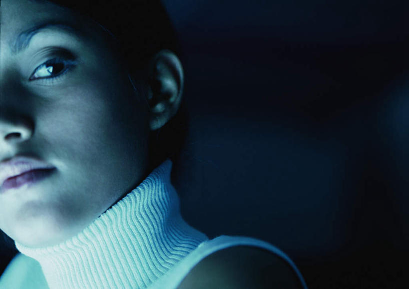 西方人,脸,头,脸颊,头发,一个人,笑,微笑,露齿笑,横图,室内,特写,白天,侧面,欧洲,欧洲人,仅一个年轻女性,仅一个女性,仅一个人,黑色背景,服装,注视,休闲装,衣服,黄色,白色,观察,看,转头,休闲,休闲服,摄影,服饰,影棚,观看,察看,关注,年轻女性,女人,女性,白种人,头部,长发,脸部,脸蛋,面部,半身,彩图,影棚拍摄,拍摄