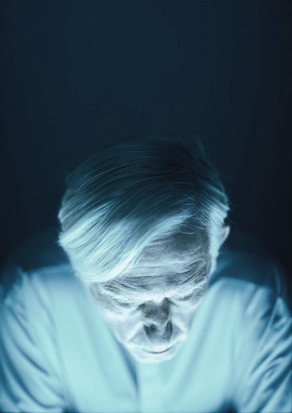 西方人,脸,头,脸颊,皱纹,头发,一个人,竖图,俯视,室内,特写,白天,欧洲,欧洲人,仅一个男性,仅一个人,蓝色背景,服装,注视,休闲装,衣服,白色,低头,观察,看,仅一个老年男性,休闲,休闲服,摄影,服饰,影棚,观看,察看,关注,老年男性,男人,男性,白种人,头部,脸部,脸蛋,面部,半身,彩图,高角度拍摄,影棚拍摄,拍摄