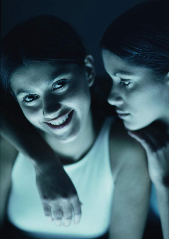 西方人,头发,两个人,伙伴,朋友,抱,笑,摸,微笑,露齿笑,竖图,俯视,室内,特写,白天,白色背景,友谊,欧洲,欧洲人,抚摸,服装,朦胧,模糊,注视,休闲装,衣服,黄色,白色,观察,看,休闲,休闲服,摄影,服饰,影棚,抱着,观看,察看,搂着,关注,友情,年轻女性,女人,女性,白种人,长发,触摸,接触,搂,搂抱,抬头,仰头,半身,彩图,高角度拍摄,影棚拍摄,拍摄