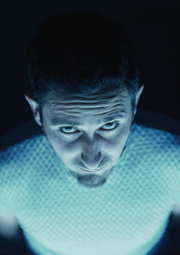 西方人,脸,头,脸颊,皱纹,胡须,头发,一个人,竖图,俯视,室内,特写,白天,欧洲,欧洲人,仅一个男性,仅一个人,黑色背景,服装,注视,休闲装,仅一个年轻男性,衣服,黄色,白色,嘟嘴,观察,看,休闲,休闲服,撅嘴,摄影,服饰,影棚,观看,察看,关注,男人,男性,年轻男性,白种人,头部,胡子,小胡子,脸部,脸蛋,面部,抬头,仰头,半身,彩图,高角度拍摄,影棚拍摄,拍摄