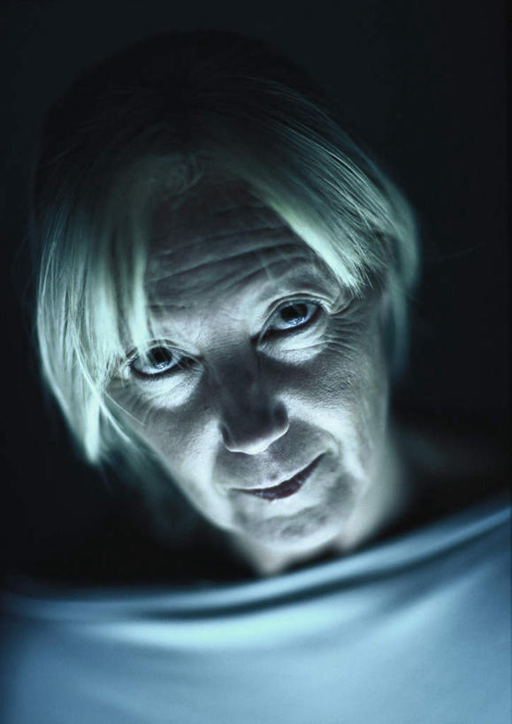 西方人,脸,头,脸颊,皱纹,头发,一个人,笑,微笑,竖图,俯视,室内,特写,白天,欧洲,欧洲人,仅一个女性,仅一个人,黑色背景,服装,注视,休闲装,衣服,白色,观察,看,休闲,休闲服,摄影,服饰,仅一个老年女性,影棚,观看,察看,关注,老年女性,女人,女性,白种人,头部,脸部,脸蛋,面部,抬头,仰头,半身,彩图,高角度拍摄,影棚拍摄,拍摄