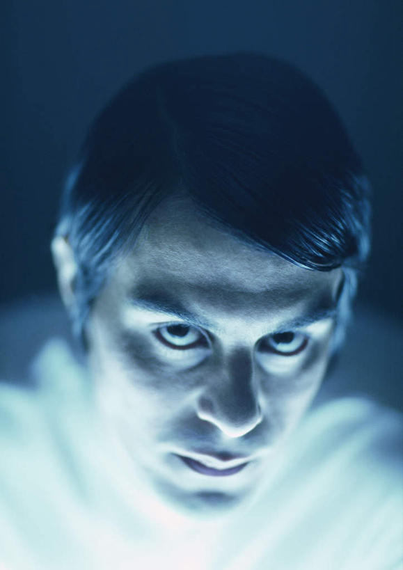 西方人,脸,头,脸颊,头发,一个人,笑,微笑,竖图,俯视,室内,特写,白天,欧洲,欧洲人,仅一个男性,仅一个人,蓝色背景,服装,注视,休闲装,仅一个年轻男性,衣服,白色,黑色,观察,看,休闲,休闲服,摄影,服饰,影棚,观看,察看,关注,男人,男性,年轻男性,白种人,头部,脸部,脸蛋,面部,抬头,仰头,半身,彩图,高角度拍摄,影棚拍摄,拍摄