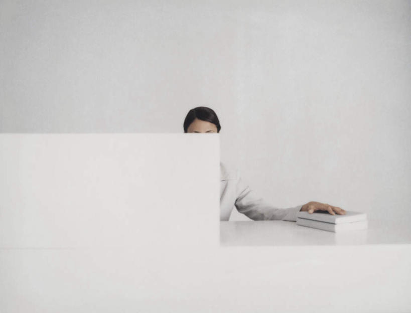 西方人,头发,一个人,商务人士,商务女性,摸,横图,室内,白天,白色背景,正面,桌子,书籍,欧洲,欧洲人,仅一个年轻女性,仅一个女性,仅一个人,抚摸,握,堆叠,套装,办公桌,墙,拿,拿着,注视,墙壁,墙面,黑色,观察,看,握着,摄影,影棚,观看,两本,堆,察看,关注,商务装,工薪阶层,年轻女性,女人,女性,白种人,白领,上班族,书,图书,触摸,接触,半身,彩图,影棚拍摄,拍摄