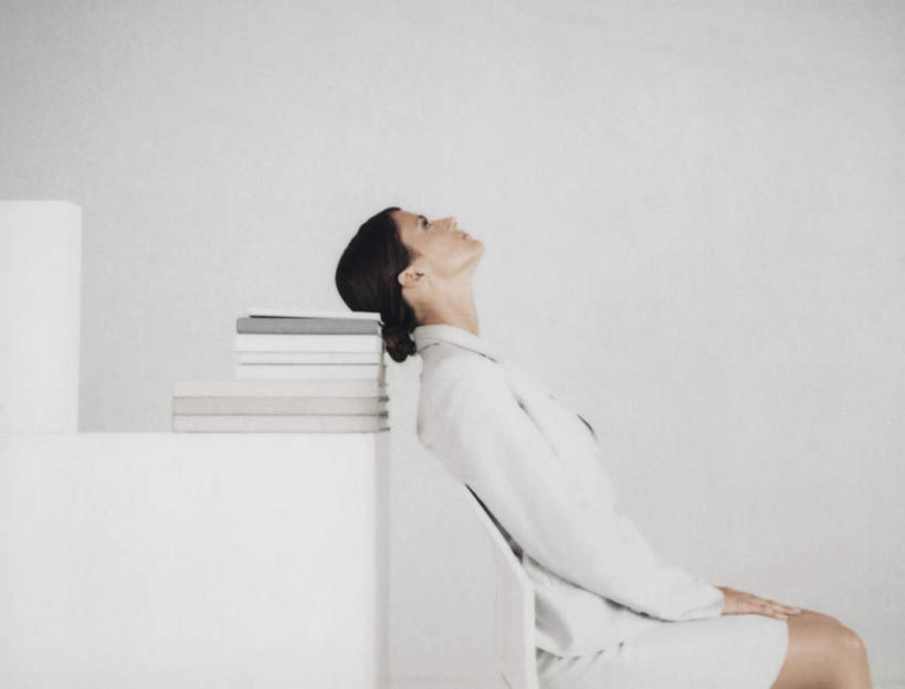 西方人,头发,一个人,商务人士,商务女性,坐,摸,横图,室内,白天,白色背景,侧面,桌子,书籍,椅子,欧洲,欧洲人,仅一个年轻女性,仅一个女性,仅一个人,一把,一堆,一排,许多,抚摸,堆叠,堆积,套装,整齐,办公桌,木椅,墙,注视,墙壁,墙面,排列,黑色,观察,看,靠,靠着,倚靠,摄影,影棚,观看,堆,察看,倚着,队列,关注,商务装,工薪阶层,年轻女性,女人,女性,白种人,白领,上班族,书,图书,触摸,接触,抬头,仰头,坐着,半身,彩图,影棚拍摄,拍摄