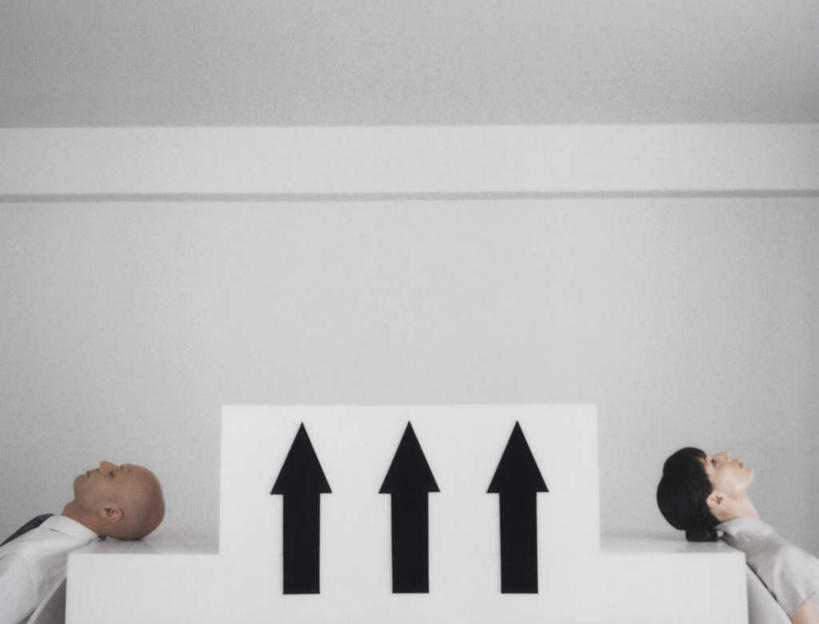 西方人,头发,秃头,两个人,伙伴,朋友,商务人士,商务男性,商务女性,坐,闭眼,横图,室内,白天,侧面,衬衫,友谊,桌子,欧洲,欧洲人,套装,办公桌,墙,方向,箭头,墙壁,墙面,三个,黑色,靠,靠着,倚靠,向上,倚着,指向,商务装,工薪阶层,簇,友情,男人,男性,年轻男性,年轻女性,女人,女性,白种人,光头,无发,白领,上班族,闭眼睛,闭着眼,闭着眼睛,抬头,仰头,坐着,半身,彩图,衬衣