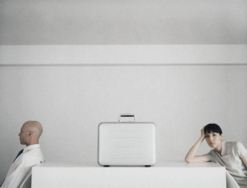 西方人,头发,秃头,两个人,伙伴,朋友,商务人士,商务男性,商务女性,坐,笑,摸,微笑,露齿笑,横图,室内,白天,正面,衬衫,友谊,安全,桌子,手提箱,椅子,欧洲,欧洲人,撑,抚摸,套装,办公桌,木椅,墙,墙壁,墙面,两个,一个,黑色,箱子,靠,靠着,倚靠,单个,保护,撑着,倚着,保险,商务装,私密,工薪阶层,密码箱,友情,男人,男性,年轻男性,年轻女性,女人,女性,白种人,光头,无发,白领,上班族,触摸,接触,坐着,半身,彩图,衬衣