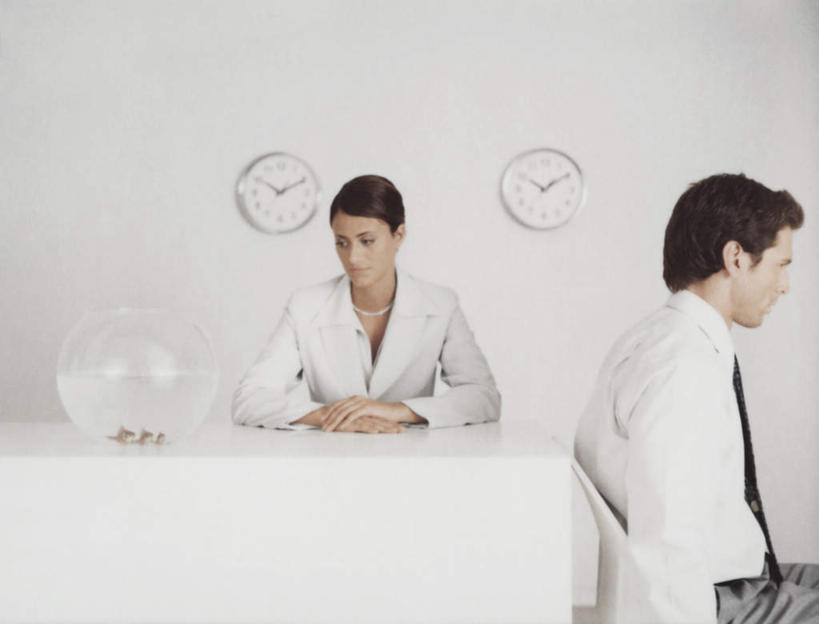 西方人,头发,两个人,伙伴,朋友,商务人士,商务男性,商务女性,坐,笑,摸,微笑,横图,室内,白天,白色背景,正面,衬衫,友谊,桌子,椅子,欧洲,欧洲人,撑,抚摸,套装,时间,时钟,办公桌,墙,计时,注视,墙壁,墙面,两个,黑色,挂钟,钟表,观察,看,靠,靠着,倚靠,表,摄影,影棚,观看,察看,撑着,倚着,关注,商务装,工薪阶层,友情,男人,男性,年轻男性,年轻女性,女人,女性,白种人,白领,上班族,钟,触摸,接触,坐着,半身,彩图,影棚拍摄,衬衣,拍摄