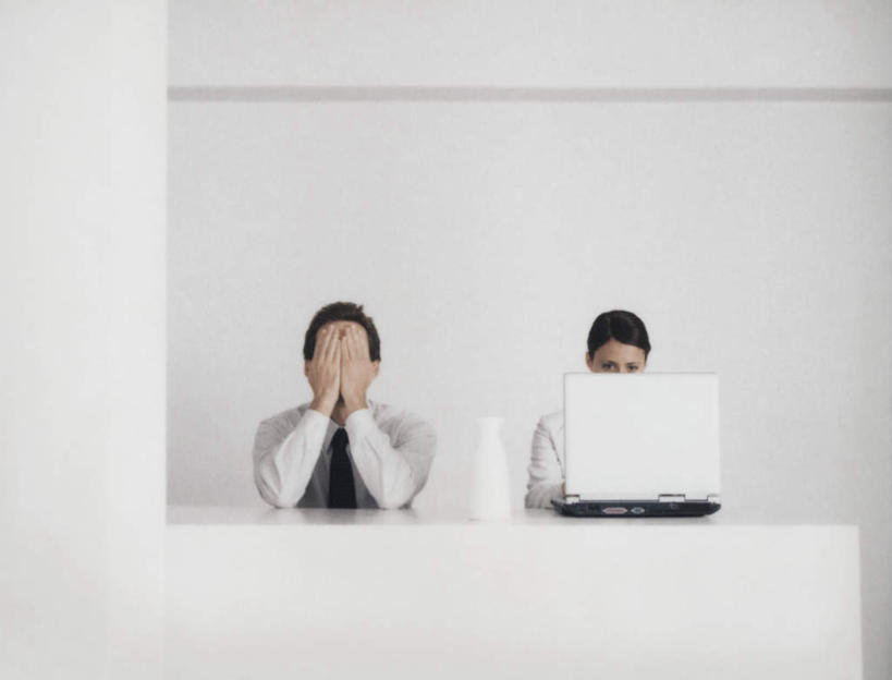 西方人,头发,两个人,伙伴,朋友,商务人士,商务男性,商务女性,坐,举,摸,横图,室内,白天,白色背景,正面,衬衫,友谊,电脑,笔记本电脑,桌子,欧洲,欧洲人,抚摸,敲打,套装,网络,办公桌,墙,输入,通讯设备,墙壁,墙面,黑色,打字,托,遮,遮掩,摄影,影棚,点击,一台,敲击,无线,掩盖,遮挡,通信设备,商务装,无线网络,无线上网,便携式电脑,工薪阶层,遮盖,掩饰,友情,按键,手提电脑,男人,男性,年轻男性,年轻女性,女人,女性,白种人,白领,上班族,触摸,接触,举起,举手,举着,向上举,向上伸,向上托,坐着,半身,彩图,影棚拍摄,衬衣,拍摄