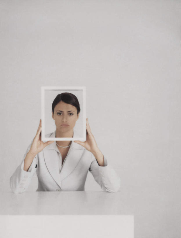 西方人,头发,一个人,坐,举,笑,摸,微笑,竖图,室内,白天,白色背景,正面,桌子,欧洲,欧洲人,仅一个年轻女性,仅一个女性,仅一个人,抚摸,握,方格,办公桌,墙,拿,拿着,注视,墙壁,墙面,一个,黑色,框架,观察,看,托,握着,摄影,影棚,单个,观看,察看,关注,年轻女性,女人,女性,白种人,触摸,接触,举起,举手,举着,向上举,向上伸,向上托,坐着,半身,彩图,影棚拍摄,拍摄