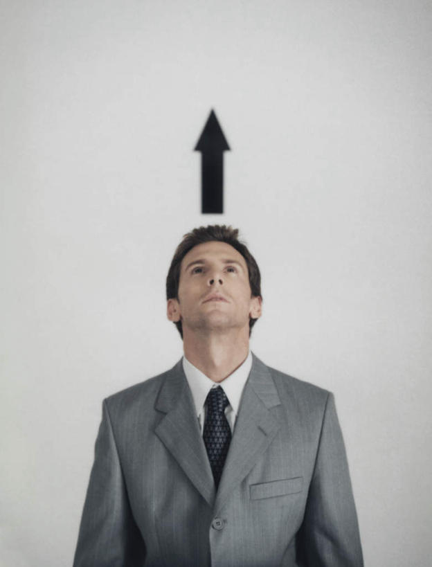 西方人,一个人,商务人士,商务男性,站,笑,微笑,竖图,室内,白天,白色背景,正面,衬衫,欧洲,欧洲人,仅一个男性,仅一个人,套装,墙,注视,方向,箭头,墙壁,墙面,仅一个年轻男性,一个,黑色,观察,看,站着,摄影,影棚,单个,观看,察看,指向,关注,商务装,工薪阶层,簇,男人,男性,年轻男性,白种人,白领,上班族,抬头,仰头,站立,半身,彩图,影棚拍摄,衬衣,拍摄