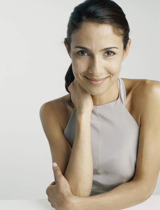 西方人,脸,头,脸颊,头发,一个人,举,笑,摸,双手交叉,微笑,露齿笑,竖图,室内,特写,白天,白色背景,正面,裙子,欧洲,欧洲人,仅一个年轻女性,仅一个女性,仅一个人,撑,抚摸,连衣裙,托腮,注视,黄色,灰色,观察,看,托,摄影,影棚,观看,察看,双手抱胸,关注,托下巴,年轻女性,女人,女性,白种人,头部,长发,脸部,脸蛋,面部,触摸,接触,举起,举手,举着,向上举,向上伸,向上托,半身,彩图,影棚拍摄,拍摄