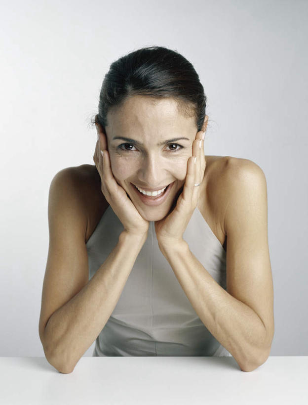 西方人,脸,头,脸颊,头发,一个人,笑,摸,微笑,露齿笑,竖图,室内,特写,白天,白色背景,正面,裙子,桌子,欧洲,欧洲人,仅一个年轻女性,仅一个女性,仅一个人,撑,抚摸,连衣裙,办公桌,托腮,注视,黄色,灰色,观察,看,托,摄影,影棚,观看,察看,撑着,关注,托下巴,年轻女性,女人,女性,白种人,头部,长发,脸部,脸蛋,面部,触摸,接触,半身,彩图,影棚拍摄,拍摄