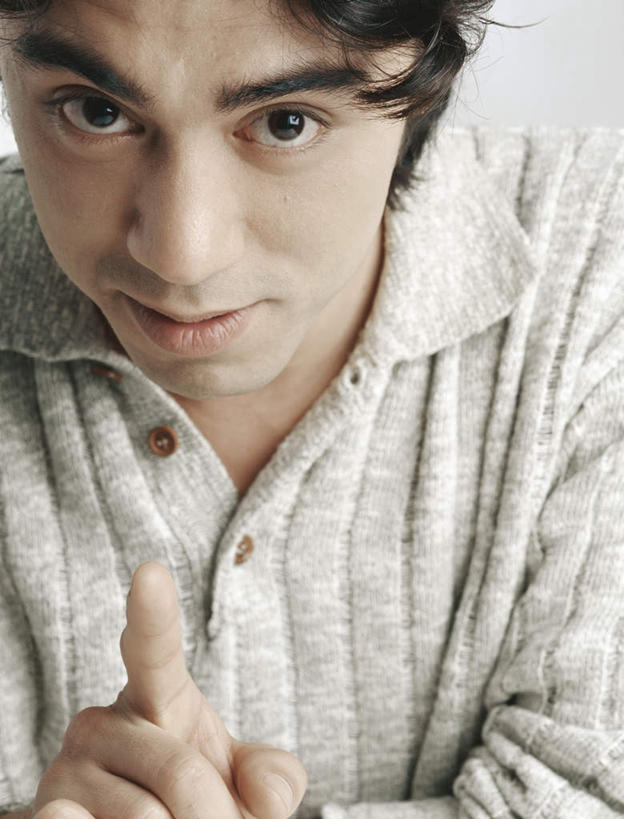 西方人,脸,头,脸颊,头发,一个人,举,笑,摸,微笑,竖图,俯视,室内,特写,白天,白色背景,欧洲,欧洲人,仅一个男性,仅一个人,抚摸,指,服装,注视,休闲装,方向,仅一个年轻男性,衣服,黑色,灰色,观察,看,手势,托,休闲,休闲服,摄影,服饰,影棚,观看,察看,指向,关注,男人,男性,年轻男性,白种人,头部,脸部,脸蛋,面部,触摸,接触,举起,举手,举着,向上举,向上伸,向上托,半身,彩图,高角度拍摄,影棚拍摄,拍摄