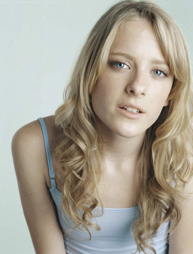 西方人,脸,头,脸颊,头发,一个人,笑,微笑,露齿笑,竖图,室内,白天,白色背景,正面,裙子,欧洲,欧洲人,仅一个年轻女性,仅一个女性,仅一个人,连衣裙,注视,黄色,蓝色,观察,看,摄影,影棚,观看,察看,关注,年轻女性,女人,女性,白种人,头部,长发,脸部,脸蛋,面部,半身,彩图,影棚拍摄,拍摄