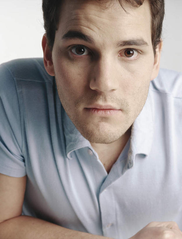 西方人,脸,头,脸颊,头发,一个人,笑,摸,微笑,竖图,室内,特写,白天,白色背景,正面,欧洲,欧洲人,仅一个男性,仅一个人,撑,抚摸,服装,注视,休闲装,仅一个年轻男性,衣服,蓝色,黑色,观察,看,休闲,休闲服,摄影,服饰,影棚,观看,察看,撑着,关注,男人,男性,年轻男性,白种人,头部,脸部,脸蛋,面部,触摸,接触,半身,彩图,影棚拍摄,拍摄