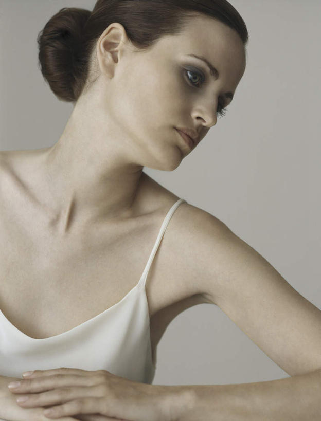 西方人,脸,头,脸颊,头发,一个人,摸,竖图,室内,白天,白色背景,正面,吊带,欧洲,欧洲人,仅一个年轻女性,仅一个女性,仅一个人,撑,抚摸,注视,吊带衫,白色,黑色,低头,观察,看,转头,摄影,影棚,观看,察看,撑着,关注,年轻女性,女人,女性,白种人,头部,长发,脸部,脸蛋,面部,触摸,接触,半身,彩图,影棚拍摄,拍摄