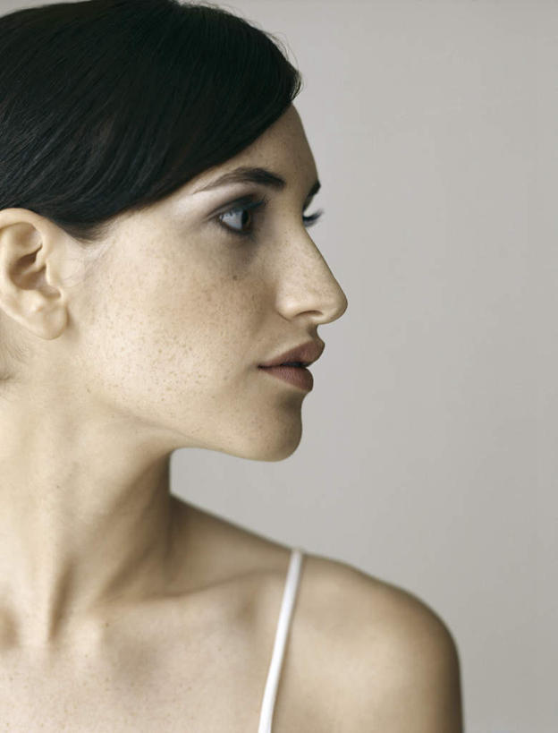 西方人,脸,头,脸颊,头发,一个人,笑,微笑,竖图,室内,白天,白色背景,正面,吊带,欧洲,欧洲人,仅一个年轻女性,仅一个女性,仅一个人,注视,吊带衫,白色,黑色,观察,看,转头,摄影,影棚,观看,察看,关注,年轻女性,女人,女性,白种人,头部,长发,脸部,脸蛋,面部,半身,彩图,影棚拍摄,拍摄