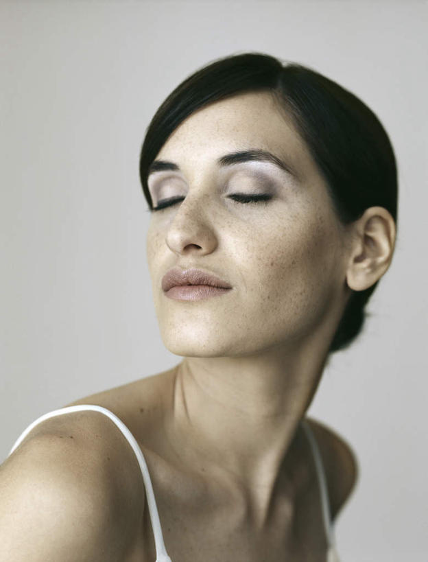 西方人,脸,头,脸颊,头发,一个人,闭眼,笑,微笑,竖图,室内,特写,白天,白色背景,侧面,吊带,欧洲,欧洲人,仅一个年轻女性,仅一个女性,仅一个人,抓头,吊带衫,白色,黑色,摄影,影棚,年轻女性,女人,女性,白种人,头部,长发,脸部,脸蛋,面部,闭眼睛,闭着眼,闭着眼睛,半身,彩图,影棚拍摄,拍摄