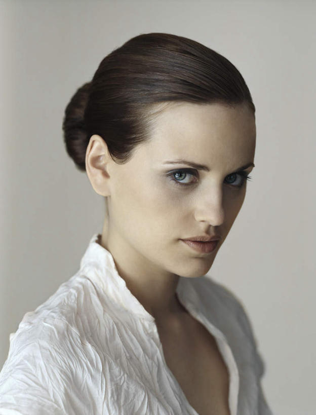 西方人,脸,头,脸颊,头发,一个人,笑,微笑,竖图,室内,特写,白天,白色背景,侧面,欧洲,欧洲人,仅一个年轻女性,仅一个女性,仅一个人,服装,注视,休闲装,衣服,黄色,白色,观察,看,转头,休闲,休闲服,摄影,服饰,影棚,观看,察看,关注,年轻女性,女人,女性,白种人,头部,长发,脸部,脸蛋,面部,半身,彩图,影棚拍摄,拍摄