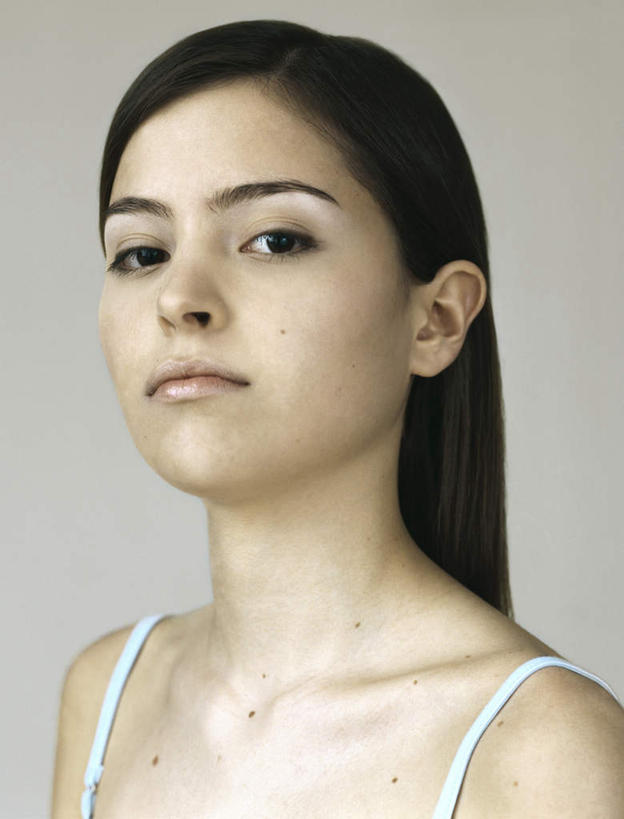 西方人,脸,头,脸颊,头发,一个人,笑,微笑,竖图,室内,特写,白天,白色背景,正面,吊带,欧洲,欧洲人,仅一个年轻女性,仅一个女性,仅一个人,注视,吊带衫,绿色,黑色,观察,看,转头,摄影,影棚,观看,察看,关注,年轻女性,女人,女性,白种人,头部,长发,脸部,脸蛋,面部,半身,彩图,影棚拍摄,拍摄