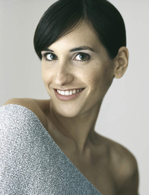 西方人,脸,头,脸颊,头发,一个人,站,笑,微笑,露齿笑,竖图,室内,特写,白天,白色背景,正面,毛衣,欧洲,欧洲人,仅一个年轻女性,仅一个女性,仅一个人,注视,蓝色,白色,黑色,观察,看,站着,转头,摄影,影棚,观看,察看,关注,年轻女性,女人,女性,白种人,头部,长发,脸部,脸蛋,面部,站立,半身,彩图,影棚拍摄,绒衣,套衫,套头毛衣,线衣,拍摄