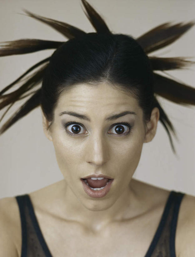 西方人,脸,头,脸颊,头发,一个人,笑,微笑,露齿笑,竖图,室内,特写,白天,白色背景,正面,欧洲,欧洲人,仅一个年轻女性,仅一个女性,仅一个人,惊讶,背心,凌乱,注视,黑色,观察,看,张嘴,摄影,影棚,观看,察看,关注,张大嘴巴,年轻女性,女人,女性,白种人,头部,脸部,脸蛋,面部,张开嘴,半身,彩图,影棚拍摄,拍摄