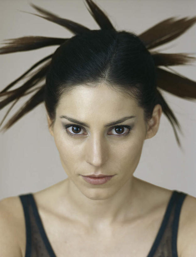 西方人,脸,头,脸颊,头发,一个人,笑,微笑,竖图,室内,特写,白天,白色背景,正面,欧洲,欧洲人,仅一个年轻女性,仅一个女性,仅一个人,背心,凌乱,注视,黑色,观察,看,摄影,影棚,观看,察看,关注,年轻女性,女人,女性,白种人,头部,脸部,脸蛋,面部,半身,彩图,影棚拍摄,拍摄