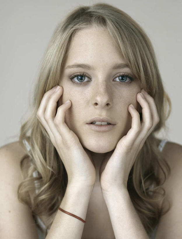 西方人,脸,头,脸颊,头发,一个人,举,摸,竖图,室内,特写,白天,白色背景,正面,裙子,欧洲,欧洲人,仅一个年轻女性,仅一个女性,仅一个人,撑,抚摸,连衣裙,托腮,注视,黄色,白色,观察,看,托,摄影,影棚,观看,吊带裙,察看,撑着,关注,托下巴,年轻女性,女人,女性,白种人,头部,长发,脸部,脸蛋,面部,触摸,接触,举起,举手,举着,向上举,向上伸,向上托,半身,彩图,影棚拍摄,拍摄