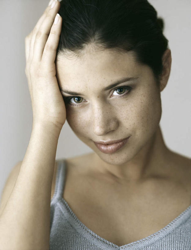 西方人,脸,头,脸颊,头发,一个人,站,举,笑,摸,微笑,露齿笑,竖图,室内,特写,白天,白色背景,正面,裙子,欧洲,欧洲人,仅一个年轻女性,仅一个女性,仅一个人,抚摸,连衣裙,注视,蓝色,黑色,观察,看,托,站着,摄影,影棚,观看,察看,关注,年轻女性,女人,女性,白种人,头部,脸部,脸蛋,面部,触摸,接触,举起,举手,举着,向上举,向上伸,向上托,站立,半身,彩图,影棚拍摄,拍摄