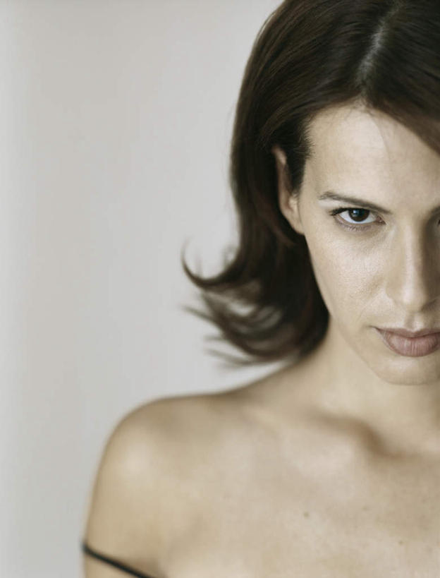 西方人,脸,头,脸颊,头发,一个人,竖图,室内,特写,白天,白色背景,正面,吊带,欧洲,欧洲人,仅一个年轻女性,仅一个女性,仅一个人,注视,吊带衫,黄色,黑色,观察,看,摄影,影棚,观看,察看,关注,脱落,年轻女性,女人,女性,白种人,头部,脸部,脸蛋,面部,半身,彩图,影棚拍摄,拍摄