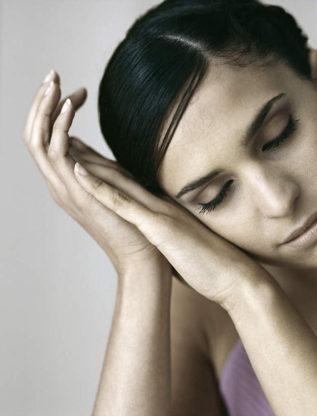 西方人,脸,头,脸颊,头发,一个人,举,闭眼,笑,摸,微笑,竖图,室内,特写,白天,白色背景,正面,裙子,欧洲,欧洲人,仅一个年轻女性,仅一个女性,仅一个人,撑,抚摸,连衣裙,托腮,粉色,黑色,托,摄影,影棚,托下巴,年轻女性,女人,女性,白种人,头部,长发,脸部,脸蛋,面部,闭眼睛,闭着眼,闭着眼睛,触摸,接触,举起,举手,举着,向上举,向上伸,向上托,半身,彩图,影棚拍摄,拍摄