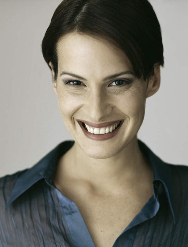 西方人,脸,头,脸颊,头发,一个人,笑,微笑,露齿笑,竖图,室内,特写,白天,白色背景,正面,欧洲,欧洲人,仅一个年轻女性,仅一个女性,仅一个人,服装,注视,休闲装,衣服,蓝色,黑色,观察,看,休闲,休闲服,摄影,服饰,影棚,观看,察看,关注,年轻女性,女人,女性,白种人,头部,长发,脸部,脸蛋,面部,半身,彩图,影棚拍摄,拍摄