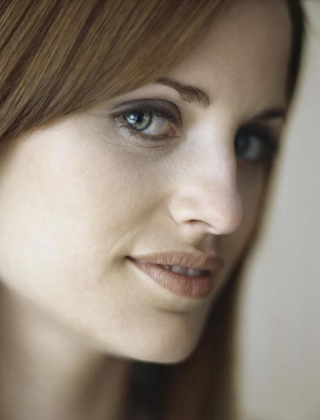 西方人,脸,头,眼睛,脸颊,眉毛,睫毛,头发,一个人,笑,微笑,露齿笑,竖图,室内,特写,白天,白色背景,正面,欧洲,欧洲人,瞳孔,仅一个年轻女性,仅一个女性,仅一个人,朦胧,模糊,注视,黄色,观察,看,转头,眼部,摄影,影棚,观看,察看,关注,年轻女性,女人,女性,白种人,头部,睫,脸部,脸蛋,眉,面部,眼,眼睫毛,眼眉,半身,彩图,影棚拍摄,拍摄,眼眉毛