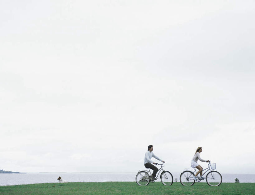 西方人,两个人,家庭,夫妻,坐,横图,室外,白天,侧面,爱情,旅游,度假,草地,草坪,海浪,海洋,植物,自行车,欧洲,欧洲人,两辆,握,阴影,服装,光线,影子,浪花,云,云朵,浪漫,云彩,休闲装,娱乐,踩,车,脚踏车,草,骑,衣服,蓝色,绿色,白云,蓝天,天空,阳光,海水,交通工具,天,踩着,享受,休闲,温暖,温馨,一家人,休闲服,恩爱,放松,握着,恋人,服饰,和睦,海景,男人,男性,年轻男性,年轻女性,女人,女性,白种人,情侣,大海,风浪,海,海水的波动,近岸浪,涌浪,坐着,彩图,全身,伴侣,融洽