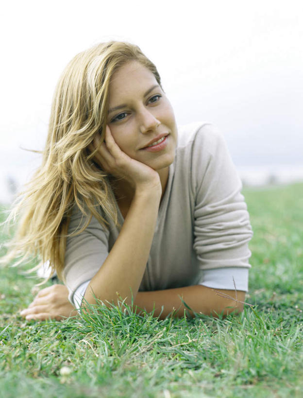 西方人,头发,一个人,举,笑,微笑,露齿笑,竖图,室外,特写,白天,正面,旅游,度假,草地,草坪,植物,欧洲,欧洲人,仅一个年轻女性,仅一个女性,仅一个人,撑,阴影,服装,光线,影子,云,云朵,云彩,托腮,注视,休闲装,娱乐,草,衣服,黄色,蓝色,绿色,白色,白云,蓝天,天空,阳光,天,观察,看,趴着,托,享受,休闲,休闲服,放松,服饰,观看,察看,撑着,关注,托下巴,年轻女性,女人,女性,白种人,长发,举起,举手,举着,趴,向上举,向上伸,向上托,彩图,全身