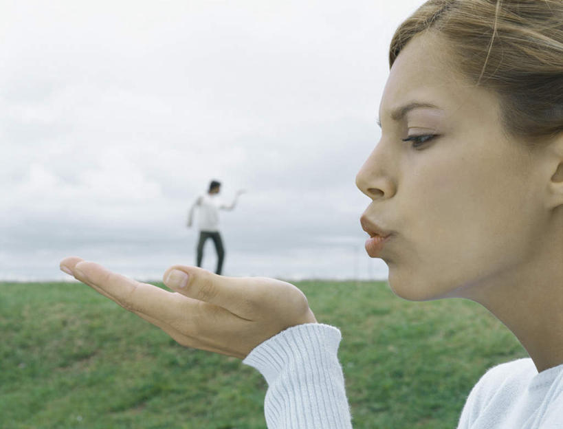 西方人,头发,两个人,家庭,夫妻,站,举,捧,横图,室外,特写,白天,侧面,爱情,旅游,度假,草地,草坪,海浪,海洋,植物,欧洲,欧洲人,阴影,服装,光线,影子,浪花,云,云朵,浪漫,云彩,注视,休闲装,娱乐,草,衣服,黄色,蓝色,绿色,白色,白云,蓝天,天空,阳光,海水,天,吹,观察,看,托,站着,享受,休闲,温暖,温馨,一家人,休闲服,恩爱,放松,恋人,服饰,观看,和睦,察看,关注,海景,男人,男性,年轻男性,年轻女性,女人,女性,白种人,情侣,大海,风浪,海,海水的波动,近岸浪,涌浪,端,端着,举起,举手,举着,捧着,手捧,向上举,向上伸,向上托,站立,半身,彩图,伴侣,融洽