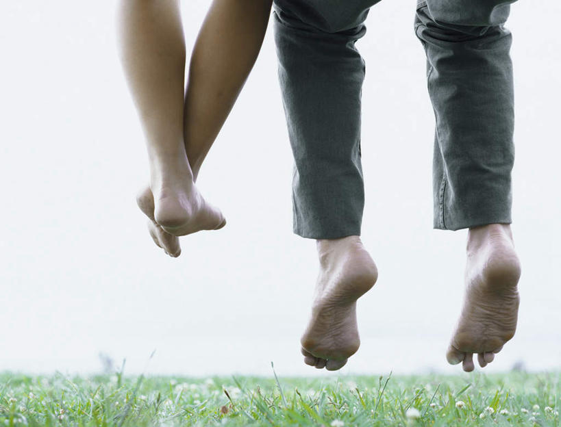 西方人,腿部,脚,脚趾,脚后跟,脚背,踝,腿,两个人,家庭,夫妻,坐,交叉,横图,室外,特写,白天,爱情,旅游,度假,草地,草坪,植物,欧洲,欧洲人,阴影,朦胧,模糊,光线,影子,云,云朵,浪漫,云彩,娱乐,草,背面,蓝色,绿色,白云,蓝天,天空,阳光,天,享受,休闲,温暖,温馨,一家人,恩爱,放松,恋人,和睦,相交,交集,男人,男性,年轻男性,年轻女性,女人,女性,白种人,脚底,情侣,坐着,半身,彩图,伴侣,融洽