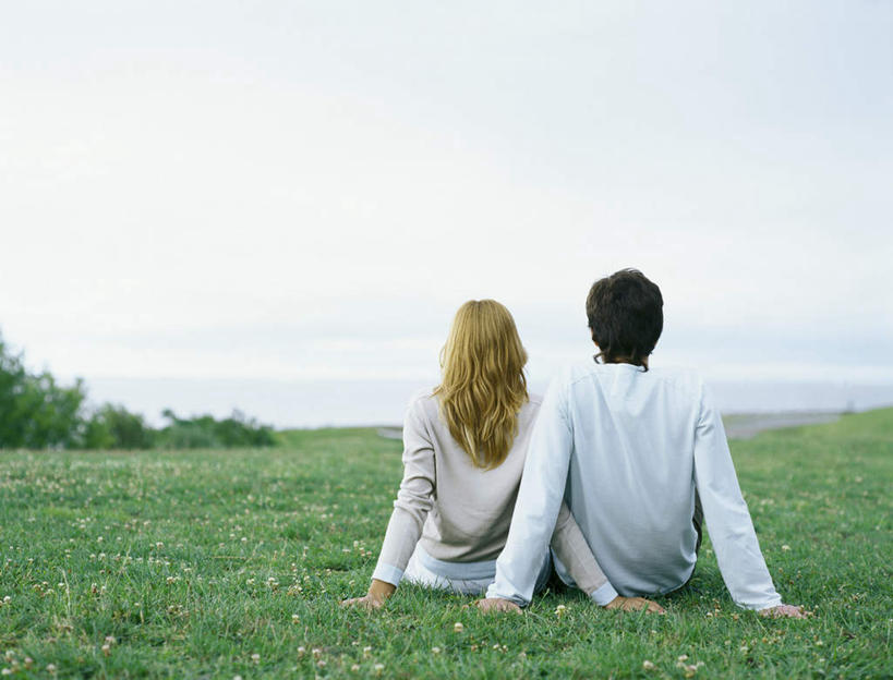 西方人,头发,两个人,家庭,夫妻,坐,横图,室外,白天,爱情,旅游,度假,草地,草坪,海浪,海洋,植物,欧洲,欧洲人,阴影,服装,光线,影子,浪花,云,云朵,浪漫,云彩,注视,休闲装,娱乐,草,背面,衣服,黄色,蓝色,绿色,黑色,白云,蓝天,天空,阳光,海水,天,观察,看,靠,靠着,倚靠,享受,休闲,温暖,温馨,一家人,休闲服,恩爱,放松,恋人,服饰,观看,和睦,察看,倚着,关注,海景,男人,男性,年轻男性,年轻女性,女人,女性,白种人,情侣,大海,风浪,海,海水的波动,近岸浪,涌浪,坐着,彩图,全身,伴侣,融洽